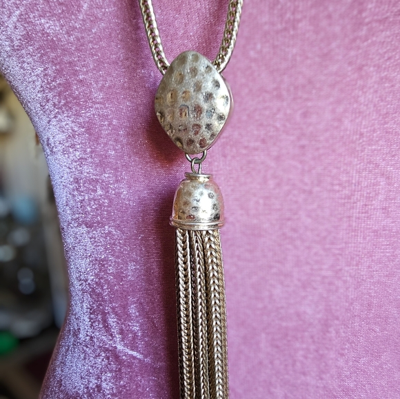 Vintage pale goldtone tassel necklace. - Picture 3 of 9
